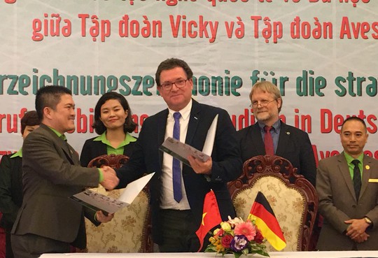Đại diện Tập đoàn Vicky (trái, hàng đầu) cùng đại diện Tập đoàn Avestos tại lễ ký kết