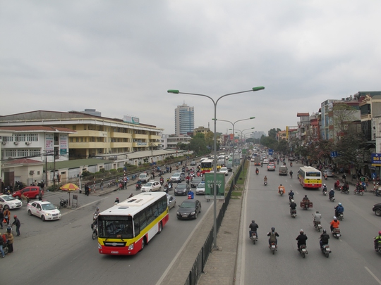 Nhiều phương tiện tham gia giao thông trên đường phố Hà Nội