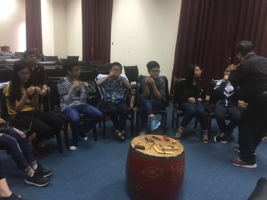 
GS-TS Trần Quang Hải hướng dẫn cách thổi kèn môi cho các học viên Ảnh: Lan Nguyên
