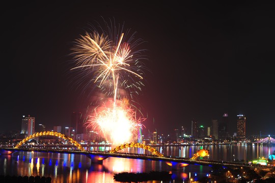 Pháo hoa giữa sông Hàn đón năm mới ở Đà Nẵng - Ảnh 5.