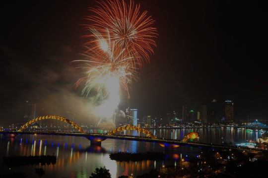 Pháo hoa giữa sông Hàn đón năm mới ở Đà Nẵng - Ảnh 7.