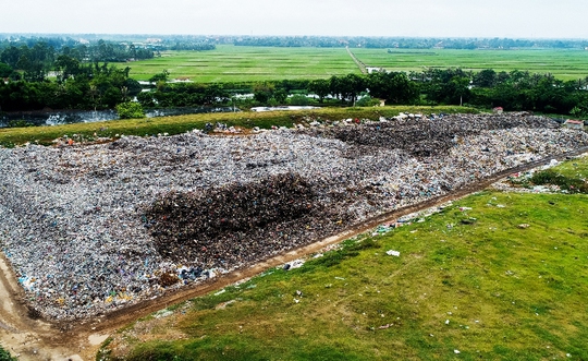 N&uacute;i r&aacute;c khổng lồ đe doạ b&atilde;i biển Sầm Sơn - Ảnh 3.