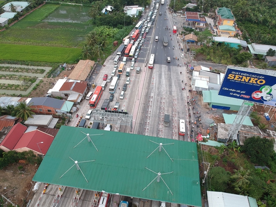 Trực tiếp: Trạm thu phí Cai Lậy lại hỗn loạn - Ảnh 4.