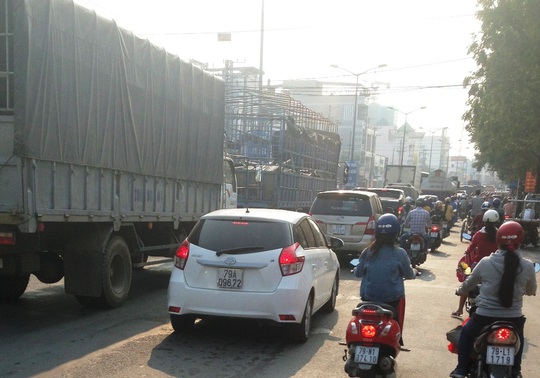Xe ô tô kéo dài từ ngã ba Vĩnh Thái,qua cầu Dứa