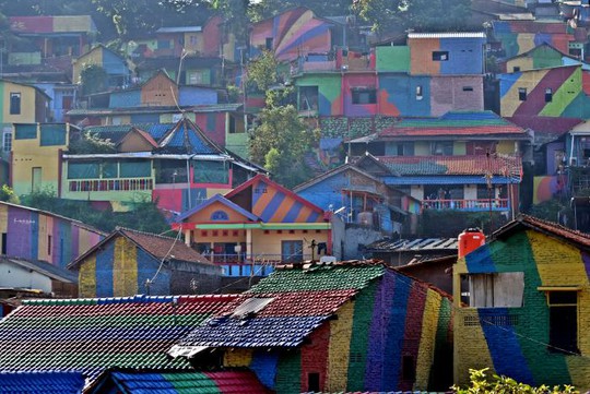 Indonesia: Khu ổ chuột lột xác thành điểm du lịch độc đáo - Ảnh 2.