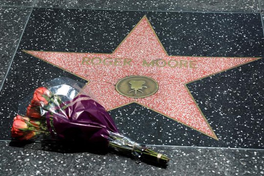 Thương tiếc điệp viên 007 Roger Moore qua đời vì ung thư! - Ảnh 4.