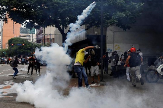 Venezuela: Thủ đô hỗn loạn, thêm người thiệt mạng - Ảnh 3.