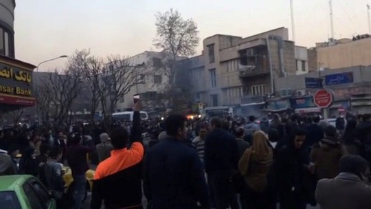 Iran: Cảnh sát bắn chết 2 người biểu tình - Ảnh 3.