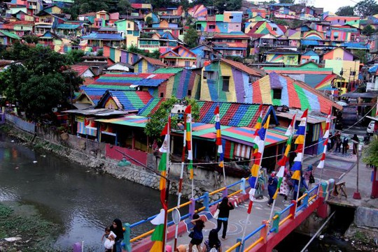 Indonesia: Khu ổ chuột lột xác thành điểm du lịch độc đáo - Ảnh 3.