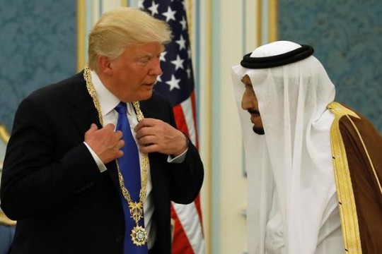 TT Trump tại Ả Rập Saudi: Nhận huân chương, ký hợp đồng vũ khí khủng - Ảnh 4.