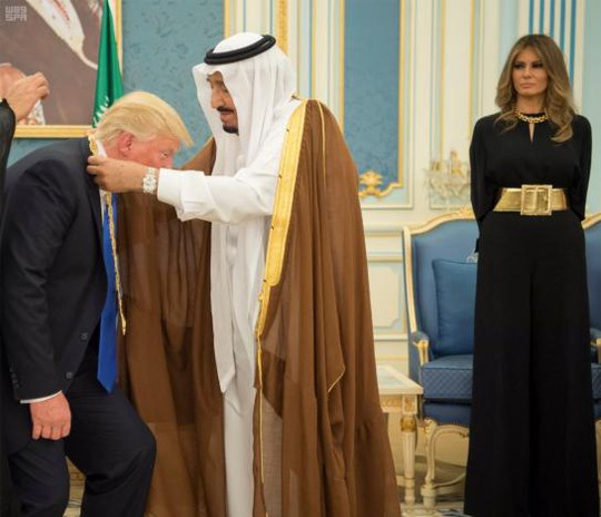 TT Trump tại Ả Rập Saudi: Nhận huân chương, ký hợp đồng vũ khí khủng - Ảnh 3.