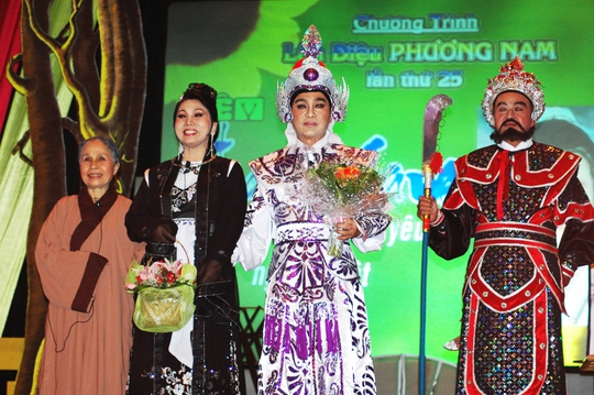 NSND Bạch Tuyết, NSƯT Thanh Sang, NS Ánh Hoa, Thanh Phú trong chương trình vinh danh ông tại Nhà hát TP