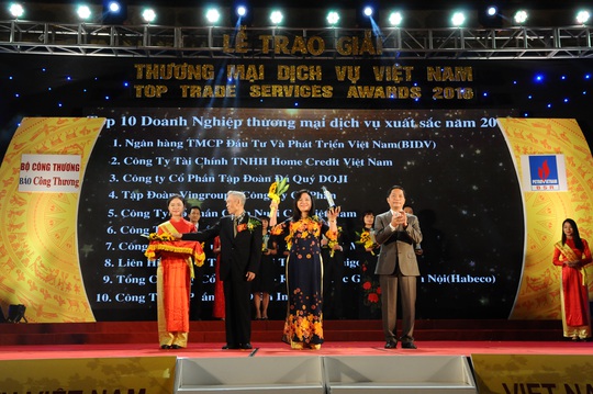 Bà Nguyễn Thị Kim Dung - Giám đốc Co.opmart Hà Nội, đại diện Saigon Co.op - đón nhận giải thưởng Doanh nghiệp Thương mại Dịch vụ xuất sắc