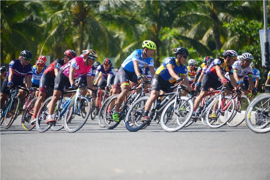 Vận động hơn 1,2 tỉ đồng làm từ thiện thông qua giải đua xe đạp - Ảnh 1.