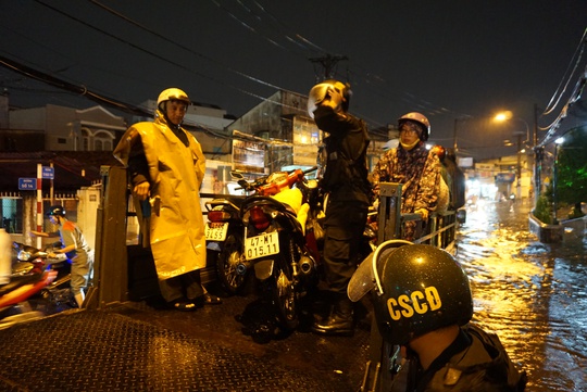 CSGT dầm mưa giúp dân qua đoạn ngập ở Sài Gòn - Ảnh 8.