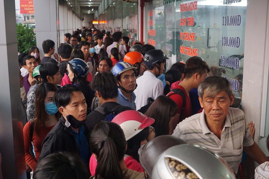 Đến chiều 29-4, nhiều hành khách vẫn xếp hàng với hy vọng mua những tấm vé cuối cùng để kịp ngày nghỉ lễ