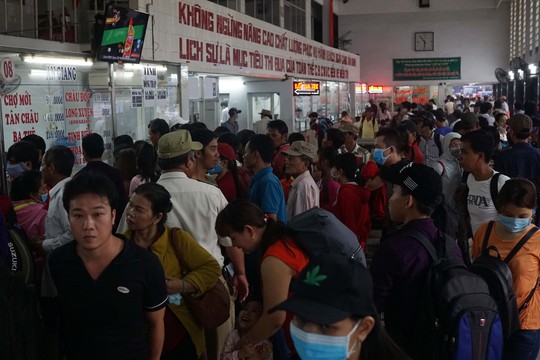 Bên trong nhà ga, hành khách dồn ứ trước các quầy vé