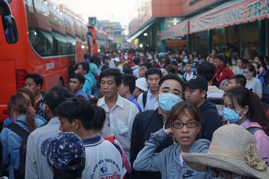 Do kẹt xe, trễ phà từ miền Tây lên nên nhiều người phải chịu cảnh trễ giờ về. Có hành khách vé mua từ 15 giờ nhưng đến 18 giờ tối vẫn chưa được lên xe.