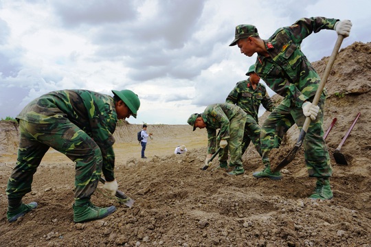 Toàn cảnh tìm hài cốt liệt sĩ ở sân bay Tân Sơn Nhất - Ảnh 7.