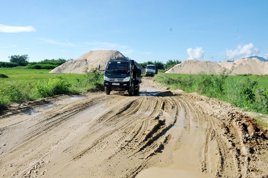 Chủ tịch huyện tự ý làm đường cho doanh nghiệp khai thác cát - Ảnh 1. Chủ tịch huyện tự ý làm đường cho doanh nghiệp khai thác cát - Ảnh 1.