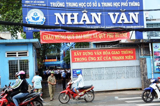 Cháy trường học ở Tân Phú, hàng trăm học sinh nháo nhào - Ảnh 1.