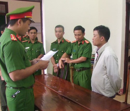Bắt tạm giam nguyên trưởng phòng trong nhà có 3 khẩu súng