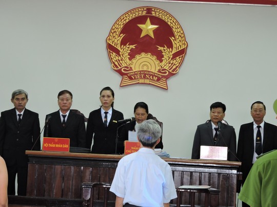 Nguyễn Khắc Thủy kêu khó thở trước phiên xử dâm ô - Ảnh 1.