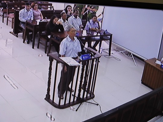 Nguyễn Khắc Thủy kêu khó thở trước phiên xử dâm ô - Ảnh 3.