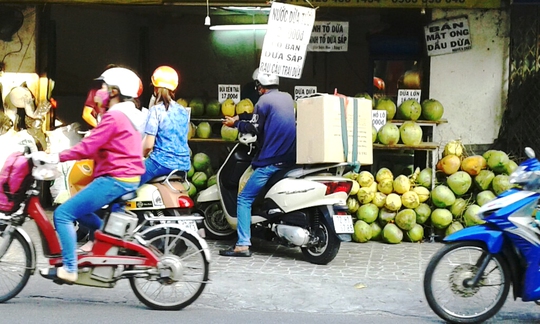 
Nhu cầu tiêu dùng cao nên các cửa hàng bán dừa luôn tấp nập người mua.
