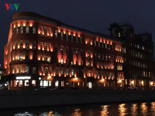 Những tòa nhà lộng lẫy soi bóng trên dòng sông Moskva - Ảnh 8.