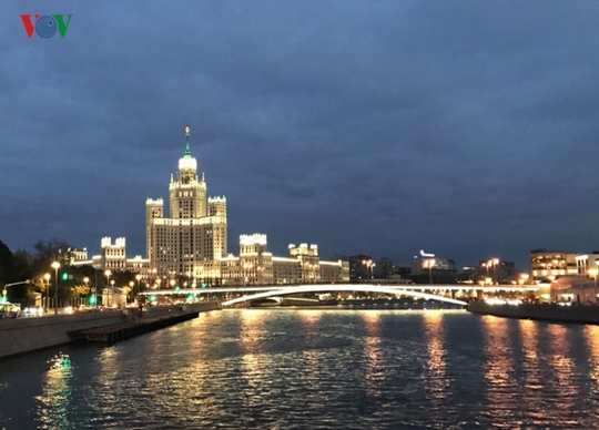 Những tòa nhà lộng lẫy soi bóng trên dòng sông Moskva - Ảnh 12.