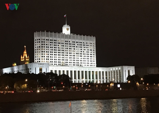 Những tòa nhà lộng lẫy soi bóng trên dòng sông Moskva - Ảnh 2.
