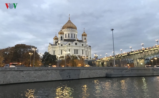 Những tòa nhà lộng lẫy soi bóng trên dòng sông Moskva - Ảnh 4.