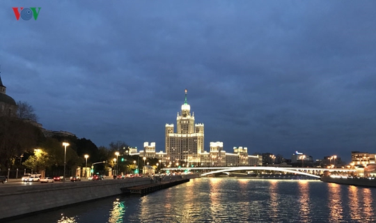 Những tòa nhà lộng lẫy soi bóng trên dòng sông Moskva - Ảnh 7.
