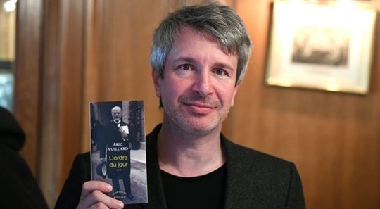 Eric Vuillard được trao giải thưởng danh giá Goncourt 2017 - Ảnh 2.