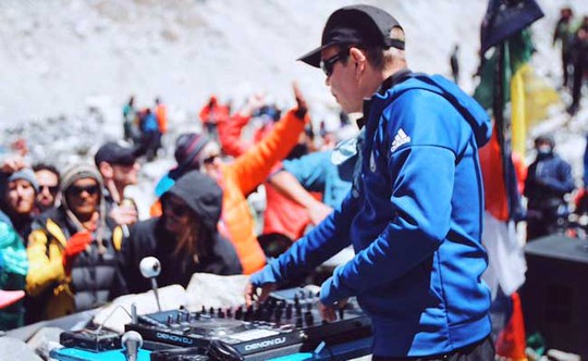 
DJ hàng đầu Oakenfold, 53 tuổi, trổ tài trên Everest
