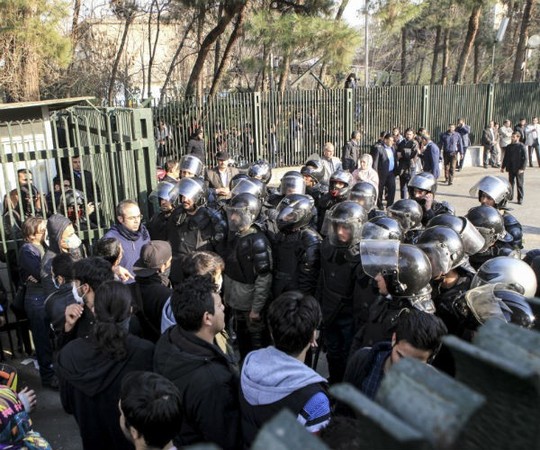 Iran: Cảnh sát bắn chết 2 người biểu tình - Ảnh 4.