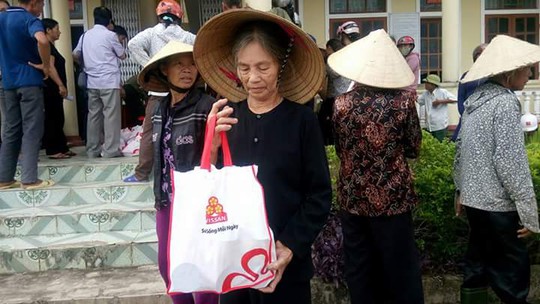 Báo Người Lao Động cùng Vissan cứu trợ người dân vùng tâm bão - Ảnh 4.