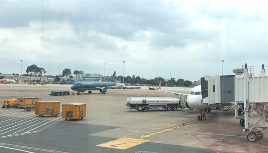 Chuyến bay chở đội tuyển U22 sang Hàn Quốc bị delay 2 lần - Ảnh 1.