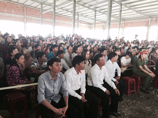 Thấy cướp, bảo vệ ngân hàng bỏ chạy đi nghe điện thoại! - Ảnh 3. Thấy cướp, bảo vệ ngân hàng bỏ chạy đi nghe điện thoại! - Ảnh 3.