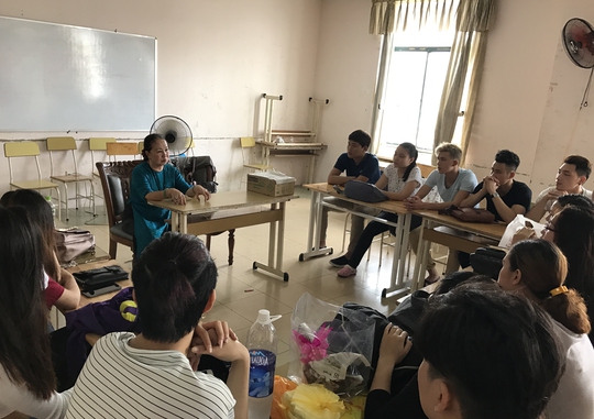 
NSƯT ca sĩ Hồng Vân lên lớp giảng dạy chương trình Thơ nhạc và thẩm âm tại Trường ĐH Sân khấu - Điện ảnh TP HCM
