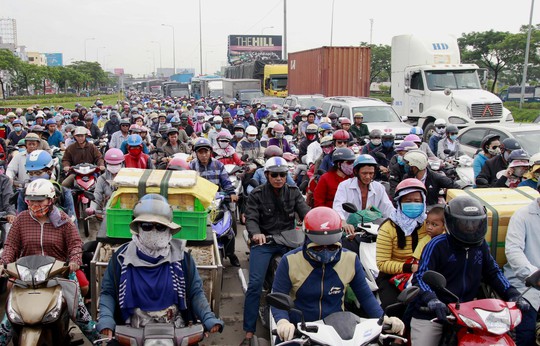 Qua ghi nhận của phóng viên, đoạn Quốc lộ 1 kéo dài từ vòng xoay An Lạc (quận Bình Tân) đến cầu Bình Điền (huyện Bình Chánh), các loại xe xếp ken đặc mặt đường. Hàng ngàn người đi xe máy kèn cựa nhau, nhích từng chút để lưu thông, trong khi dòng ô tô cũng như “chôn chân” trên mặt đường