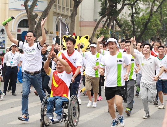 
Gần 2.000 thành viên Herbalife cùng về đích với nhà vô địch Paralympic Lê Văn Công
