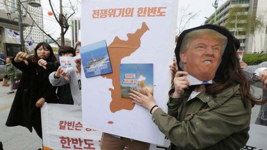 Một số người dân Hàn Quốc phản đối Washington triển khai quân sự đến khu vực bên ngoài đại sứ quán Mỹ tại Seoul gần đây Ảnh: AP
