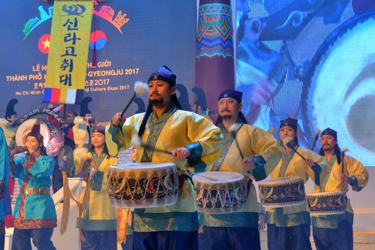 Ngắm nghệ sĩ Việt - Hàn - Nga - Campuchia lộng lẫy trên sân khấu - Ảnh 15.