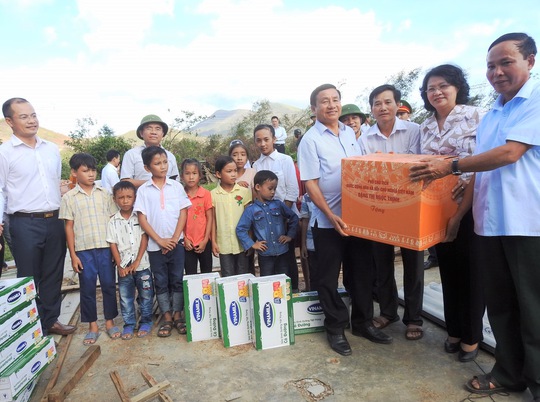 Vinamilk tặng sữa cho trẻ em vùng lũ - Ảnh 1.