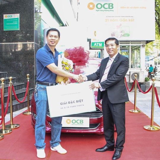 OCB trao ô tô cho khách hàng 21 năm gắn kết - Ảnh 1.