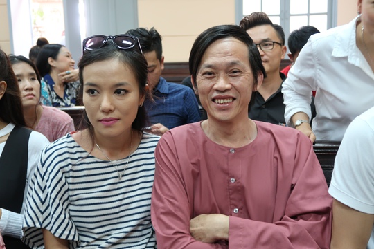 Hoài Linh đến tòa ủng hộ Ngọc Trinh kiện nhà hát - Ảnh 5.