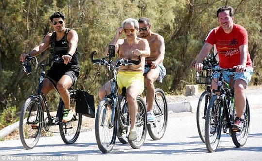 Hoàng thân ăn chơi nhất Ả Rập Saudi cởi trần, đạp xe trên phố - Ảnh 1.