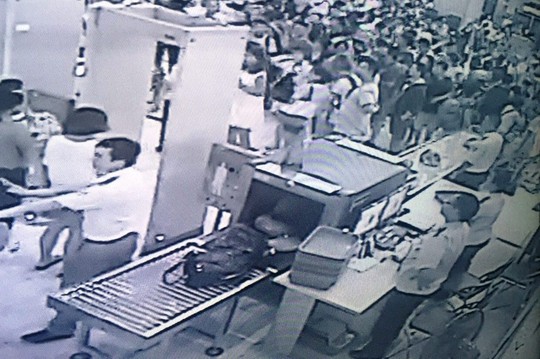 Khách Trung kèo nhà cái trực tuyến lại làm rối sân bay Cam Ranh - Ảnh 2.